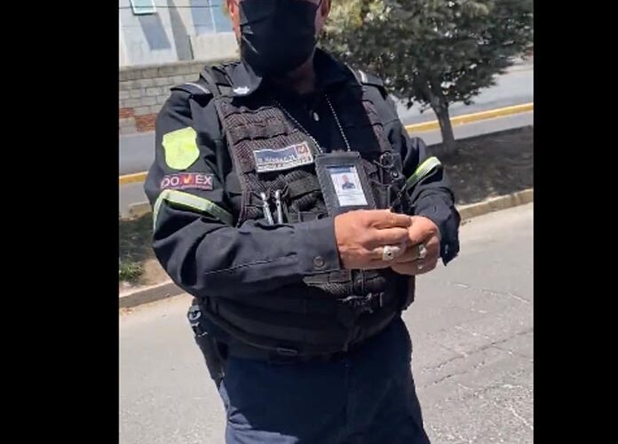 (VIDEO) ¡Indignante! Policías de Metepec detienen a joven sin justificación