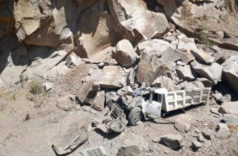 Desprendimiento de rocas cae sobre trabajadores en San Pablo Autopan