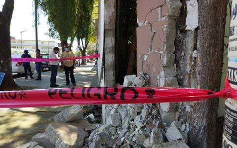 Camioneta choca contra casa en el centro de Toluca