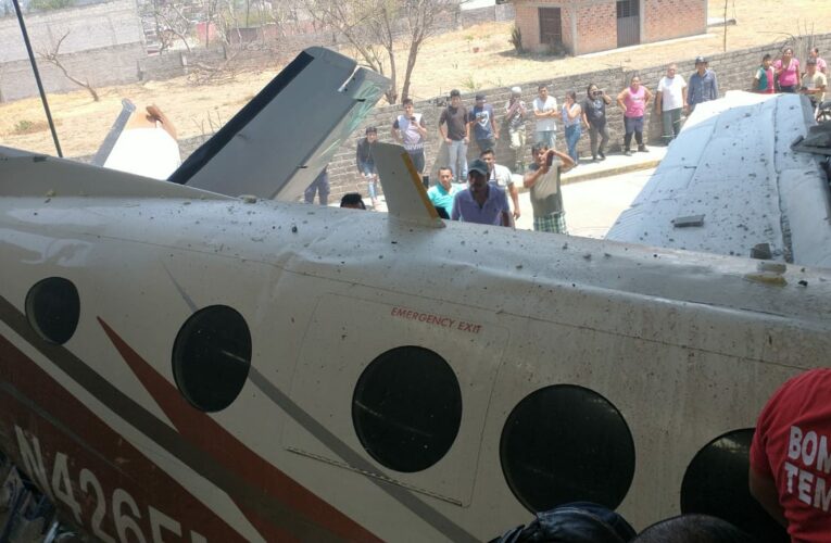 Avioneta se estrella en bodega Aurrerá de Temixco; se reportan 2 fallecidos