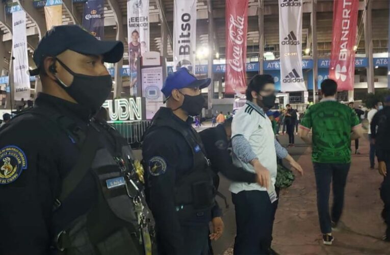 Policías de la SSC detuvieron a 16 personas que, al parecer, revendían boletos para el encuentro de fútbol entre las selecciones nacionales de México y El Salvador