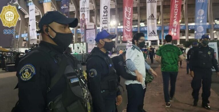 Policías de la SSC detuvieron a 16 personas que, al parecer, revendían boletos para el encuentro de fútbol entre las selecciones nacionales de México y El Salvador