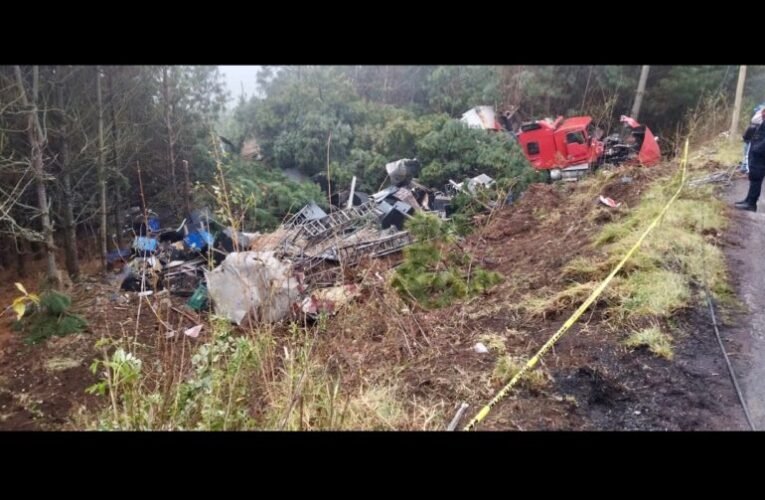 Sonido Berraco se queda sin frenos y cae en barranco en Chilchotla