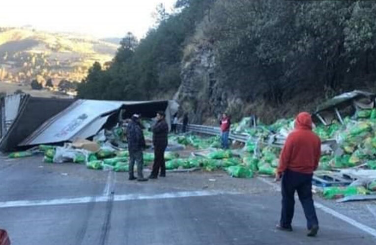 Accidente de tráiler provoca tránsito pesado en la México-Puebla