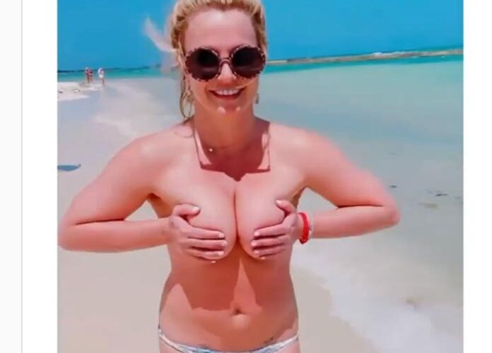 Britney Spears roba miradas sin top en la playa