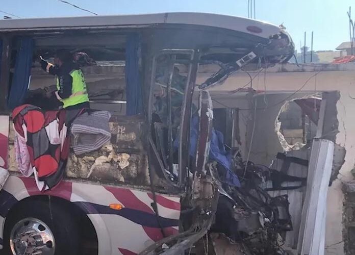 Autobús sin frenos choca a 15 vehículos en Malinalco