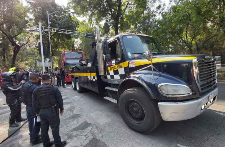 Choque de Metrobús y autobús en reforma deja 60 heridos