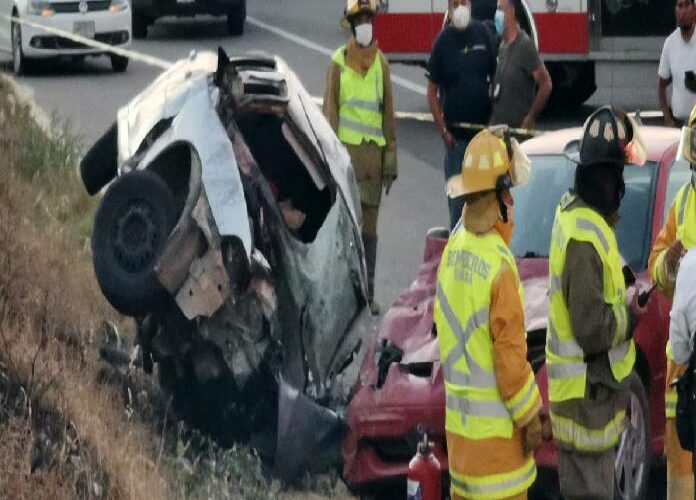 Conductor en estado de ebriedad provoca carambola en Oaxaca; hay dos muertos