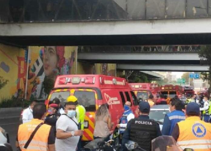 Varias personas caen de las escaleras eléctricas del Metro L2 Chabacano