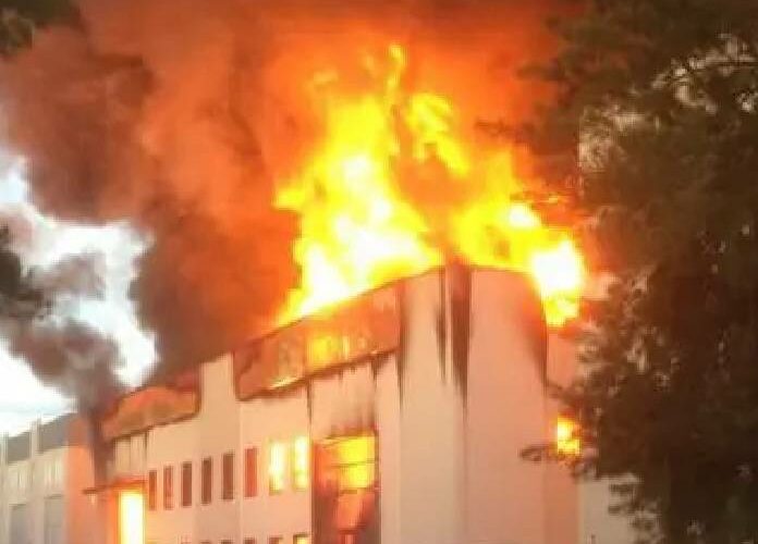 Se incendia fábrica de pinturas en Iztapalapa