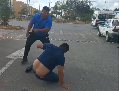 Video Hombre pelea con 2 sujetos, uno de ellos casi es atropellado por patrulla
