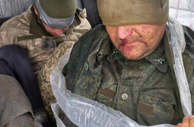 Ucranianos torturan y matan soldados rusos