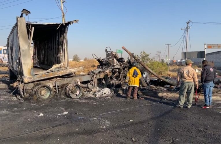 Accidente entre tráiler y camioneta provocan explosión