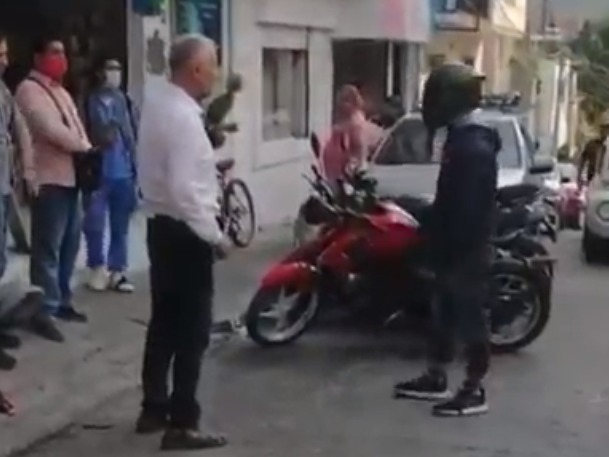 Funcionario de la Fiscalía de Guerrero golpea a joven en Chilpancingo