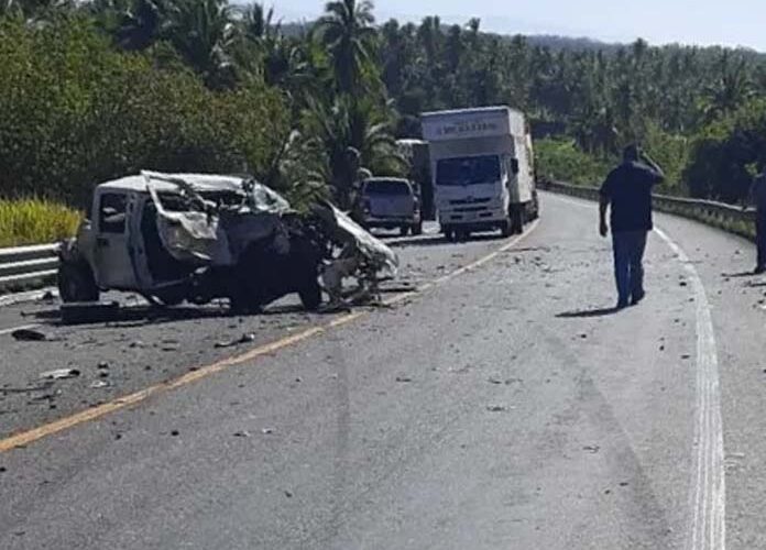 Conductor muere en aparatoso choque entre una camioneta y un tráiler, en Michoacán