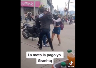 [Video] Mujer baja a patadas a la amante de su esposo de la moto que ella compró
