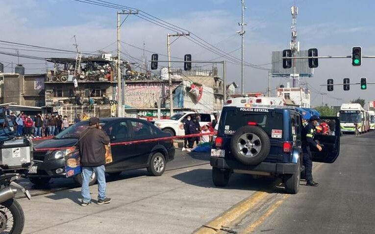 Mujer motociclista muere tras ser embestida por auto en Ecatepec