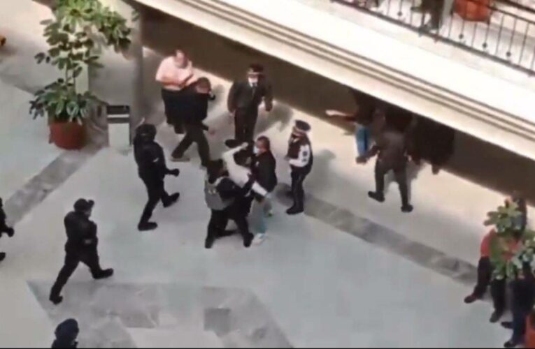 Pelan a golpes en los juzgados de Toluca #Video