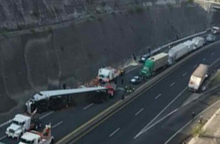 Circuito Exterior Mexiquense colapsa tras volcadura de un tráiler