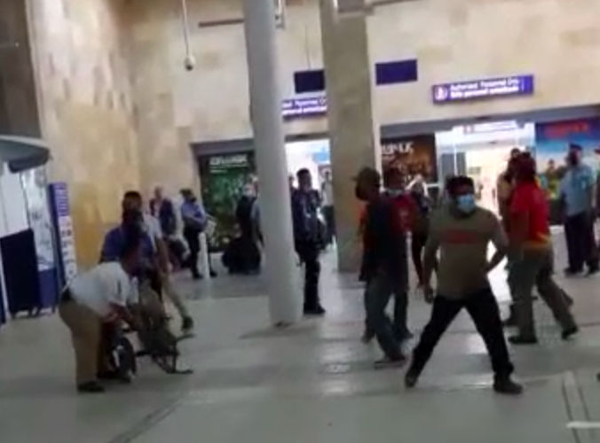 ¡Se dieron hasta con la silla! pelea de taxistas en el aeropuerto de Cancún