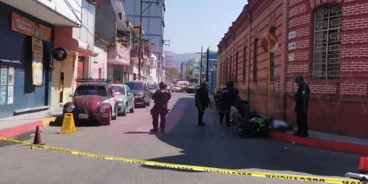 Asesinan a motociclista en el centro de Iguala