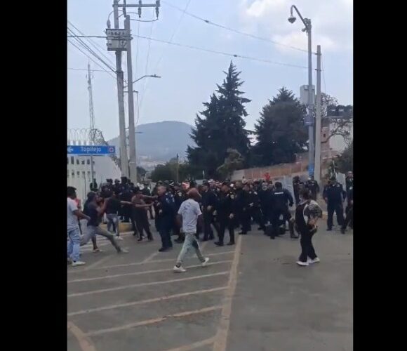 Vecinos y policías se enfrentan en Topilejo tras intento de linchamiento
