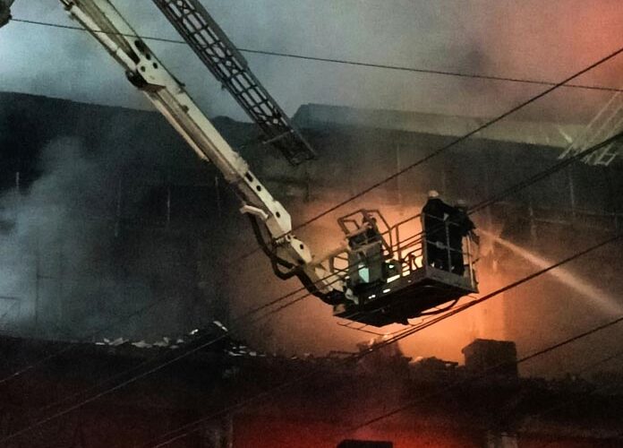 Incendio en edificio de Nueva Delhi deja 27 muertos