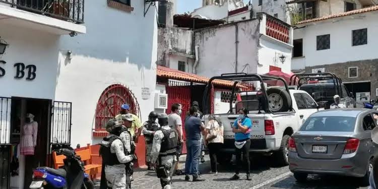 Asesinan a mujer y a su hija de 8 años en Taxco, Guerrero.