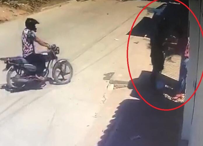 ¡Hasta el mandado se llevan! Ladrones en motocicleta roban a mujer