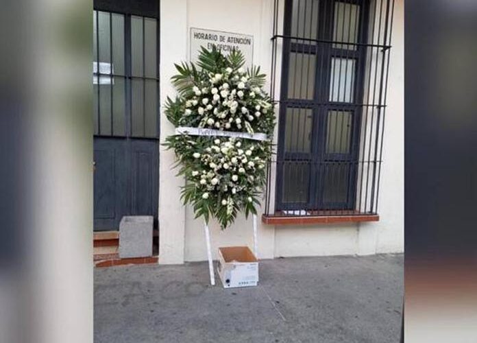 ¡Inimaginable! En Colima dejan corona fúnebre y cabeza de vaca afuera de la oficina de Derechos Humanos