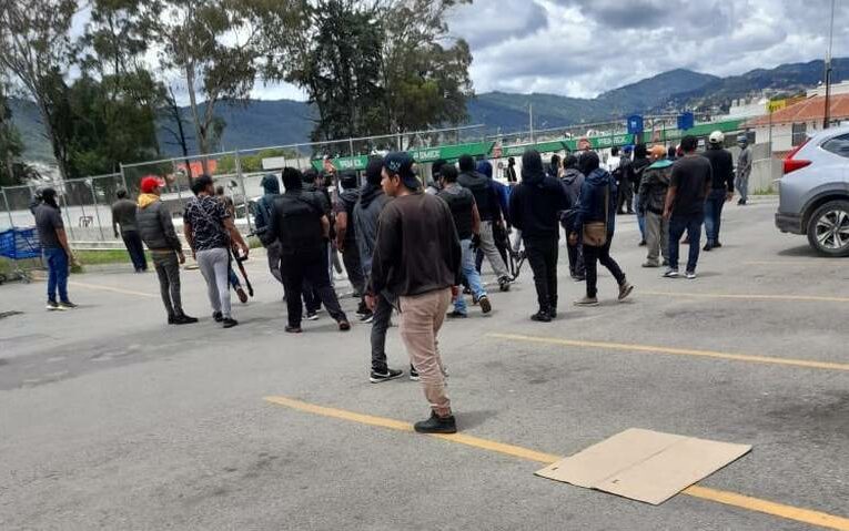 Hombres armados bloquean calles de San Cristóbal de las Casas en Chiapas