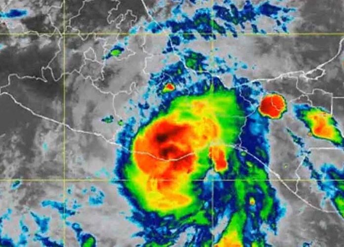 11 muertes y 33 desaparecidos por huracán Agatha en sur de México