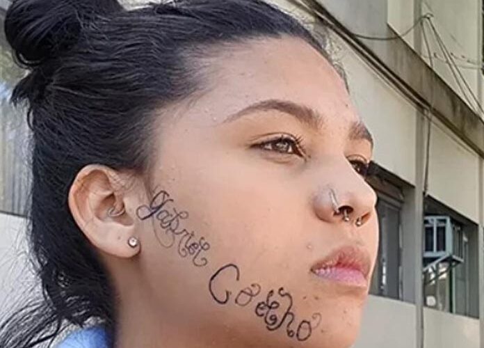 Joven secuestra a su ex para tatuarle su nombre en la cara