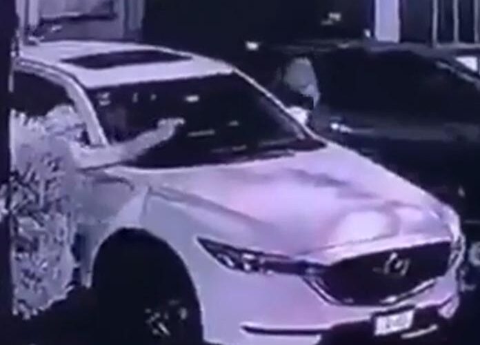 (VIDEO) ¡Delincuencia sin control! Madre e hija son despojadas a mano armada de su camioneta en Naucalpan