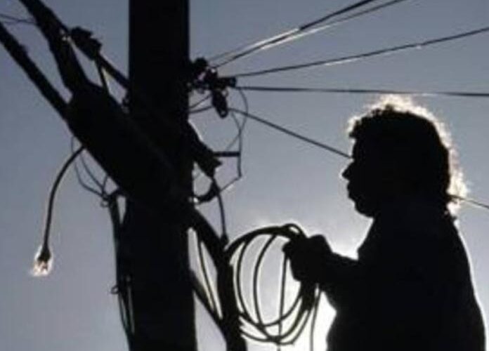 Hombre muere electrocutado al robar cable en Ecatepec