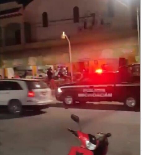 Grupo armado abre fuego afuera de taqueria en Apatzingán
