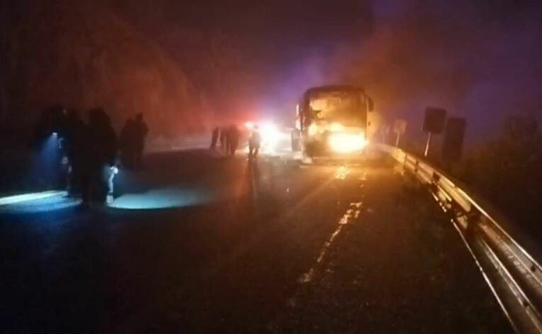 Queman cinco vehículos y dos restaurantes en Acapulco y Tixtla