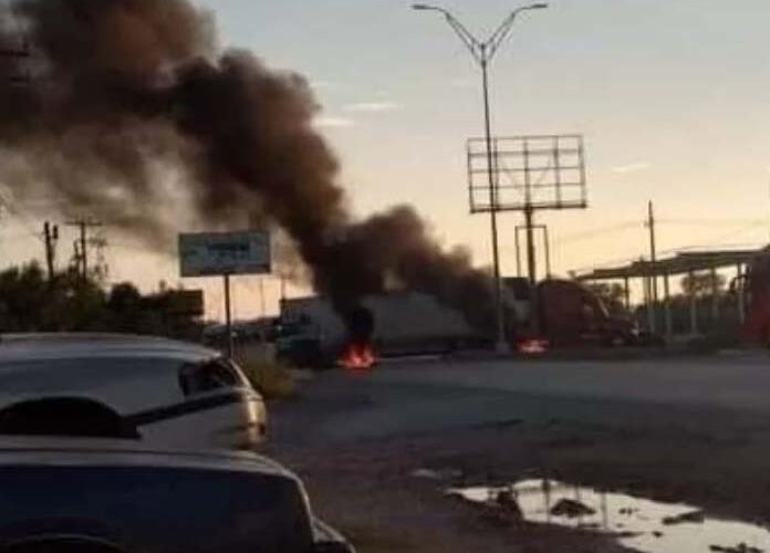 Balaceras, bloqueos y quema de vehículos en Matamoros
