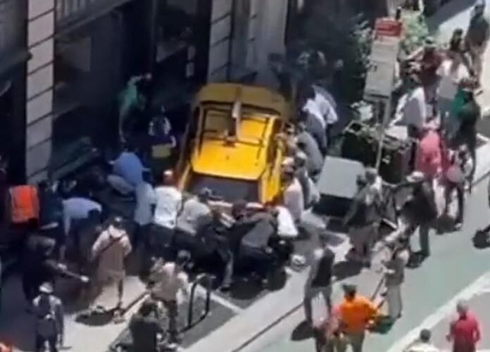 ¡Increíble! Taxi embiste a peatones en Nueva York