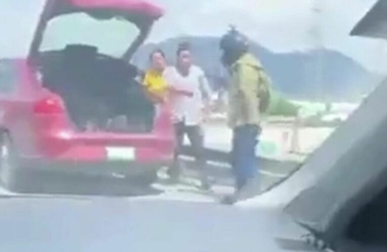 Video- Sujeto lanzó desde un puente vehicular a un repartidor de comida tras una pelea 