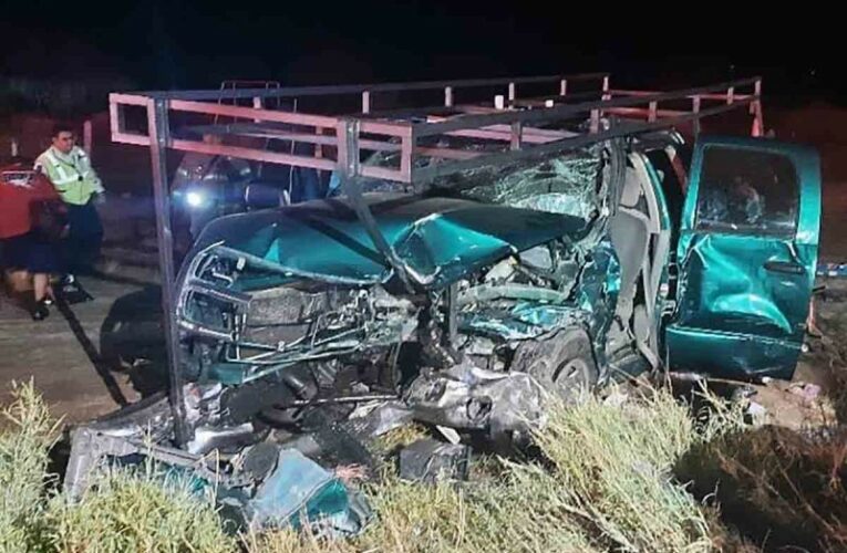 Policía choca su auto contra camioneta, al menos 2 muertos