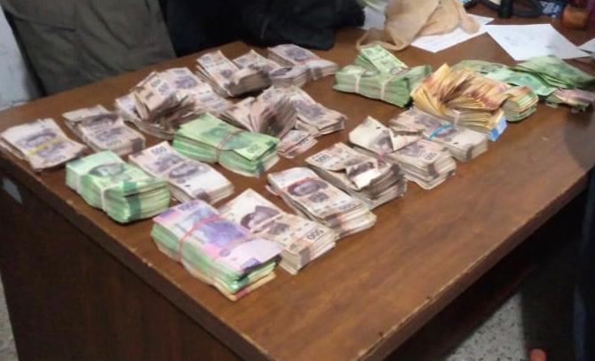 Detienen a dos hombres con 2.5 millones de pesos en efectivo