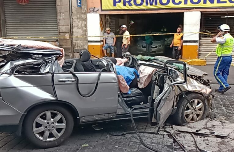 Cae camioneta de segundo piso en estacionamiento de la Ciudad de México