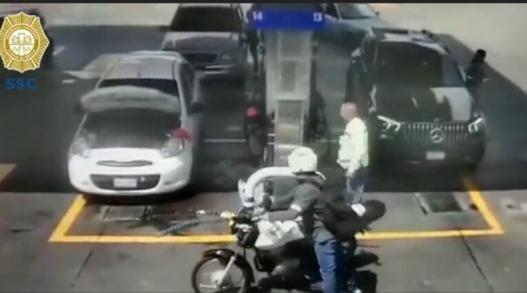 Video- Hombre le avienta su carro a ladrón y frustra asalto