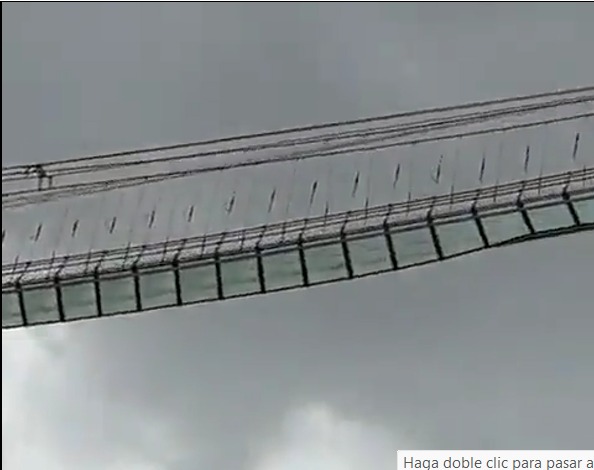 (Video) Puente de cristal de hotel en Puebla comienza a caerse a pedazos