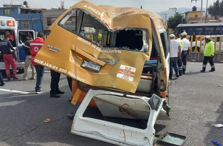 Fuerte accidente de transporte público a la altura de Valle de Chalco en la México-Puebla