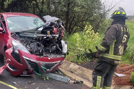 Accidente en la México-Cuernavaca; muere mujer al estrellarse contra barra de contención