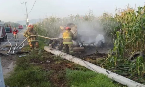 Bomberos rescatan a hombre de su vehículo en llamas