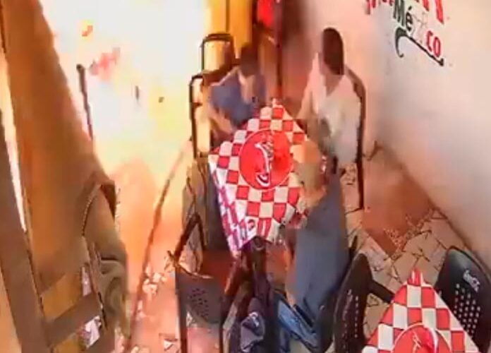 (VIDEO) En Durango, fuerte explosión en establecimiento de comida deja varios heridos