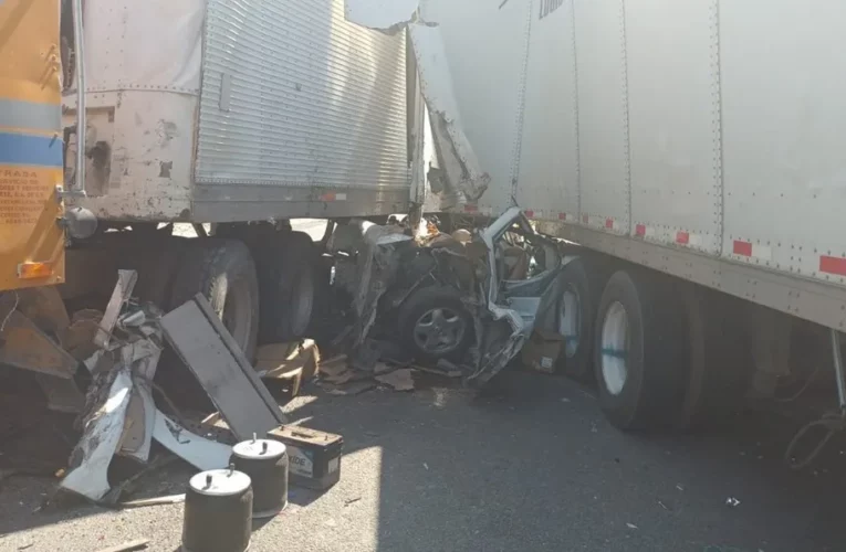 3 muertos y dos lesionados en choque entre tráiler y camioneta en Nuevo León
